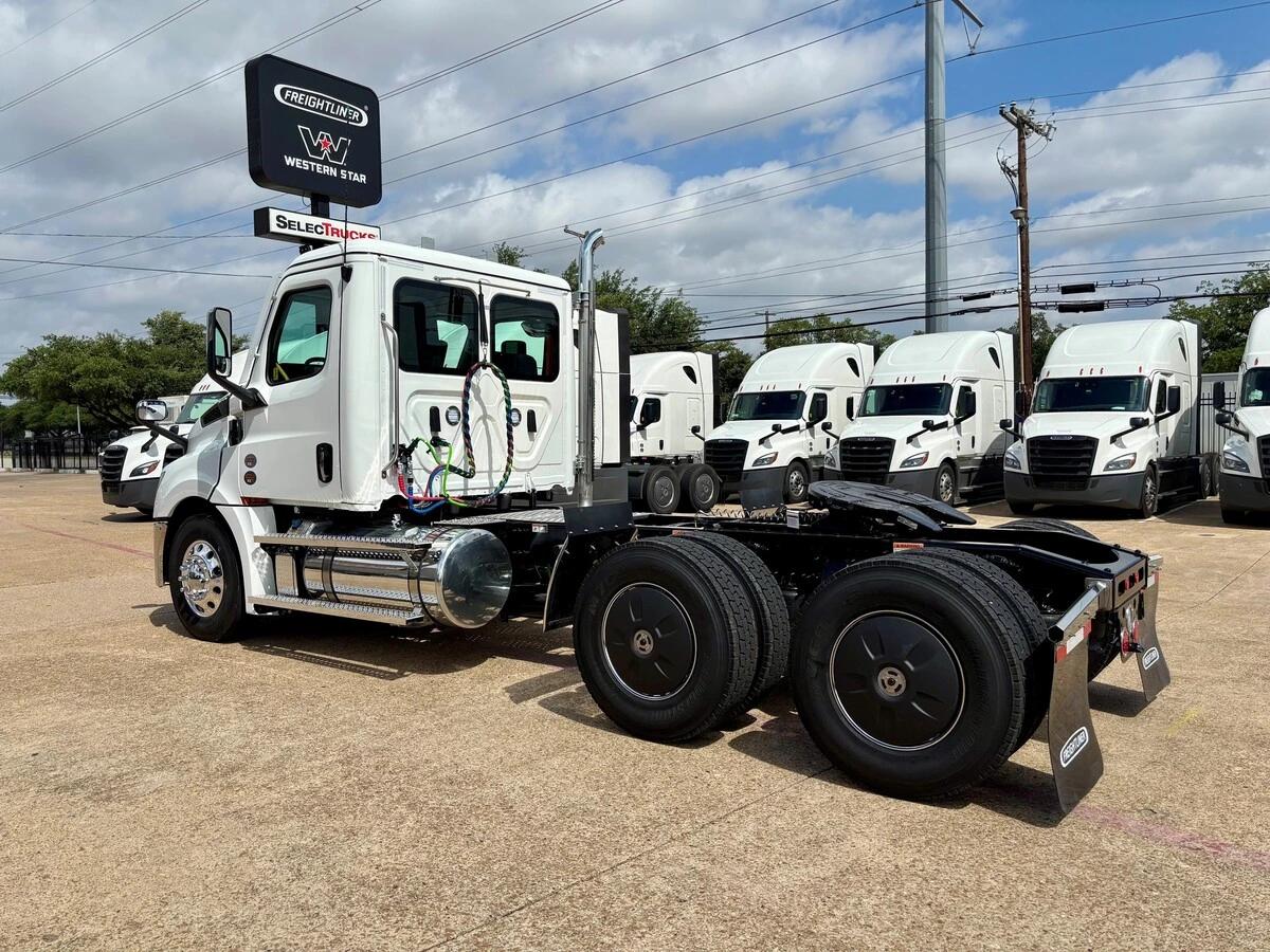 2027 Freightliner Cascadia — photo 7