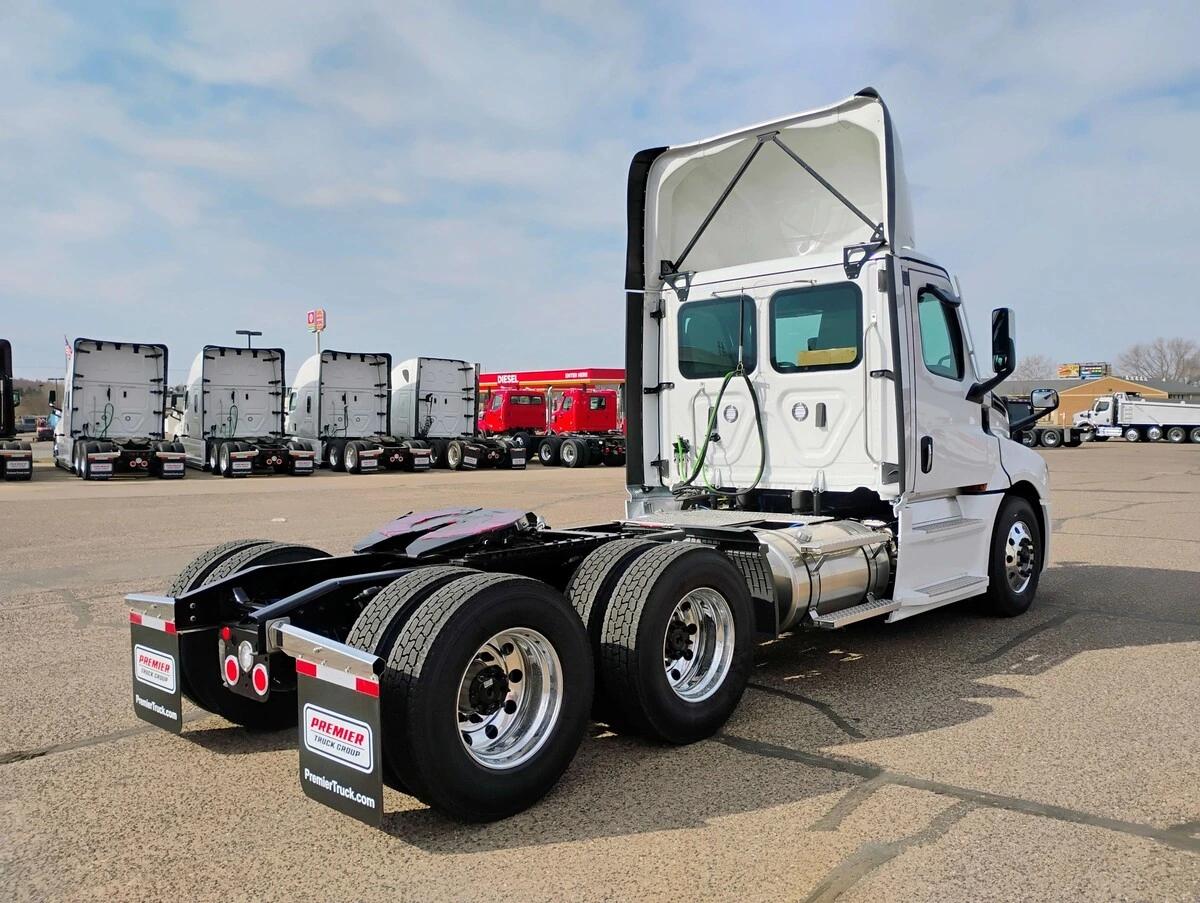2027 Freightliner Cascadia — photo 5