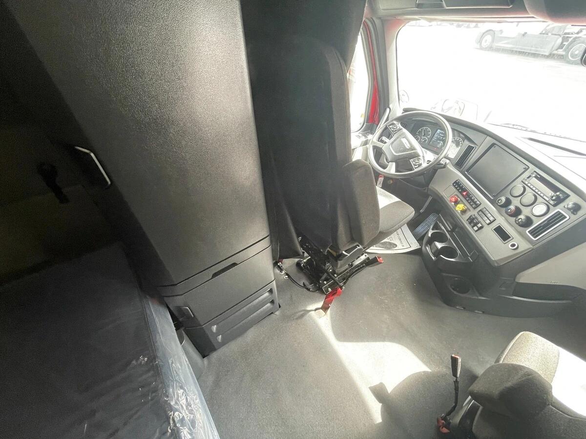 2022 Freightliner Cascadia — photo 28