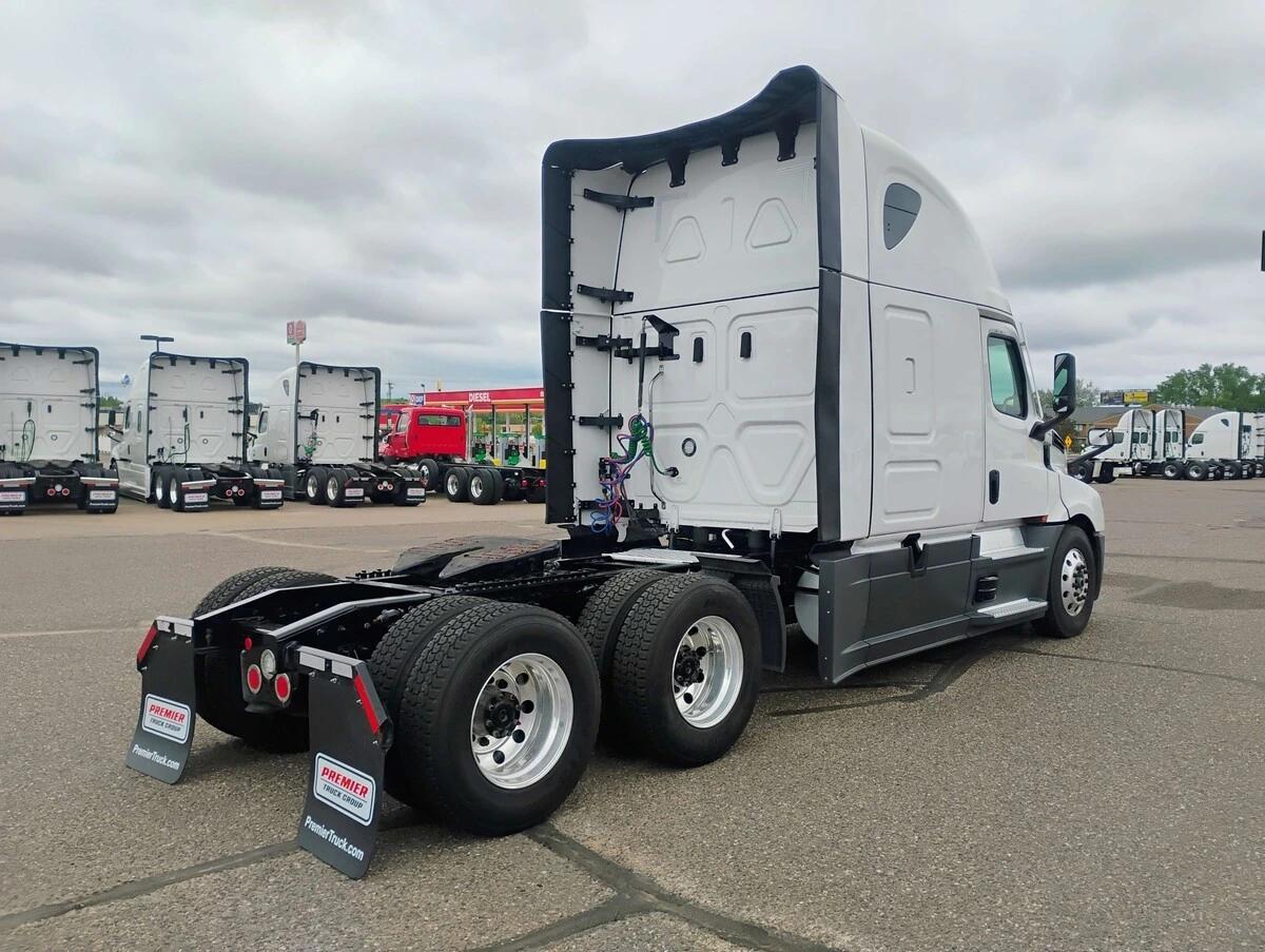 2025 Freightliner Cascadia — photo 5