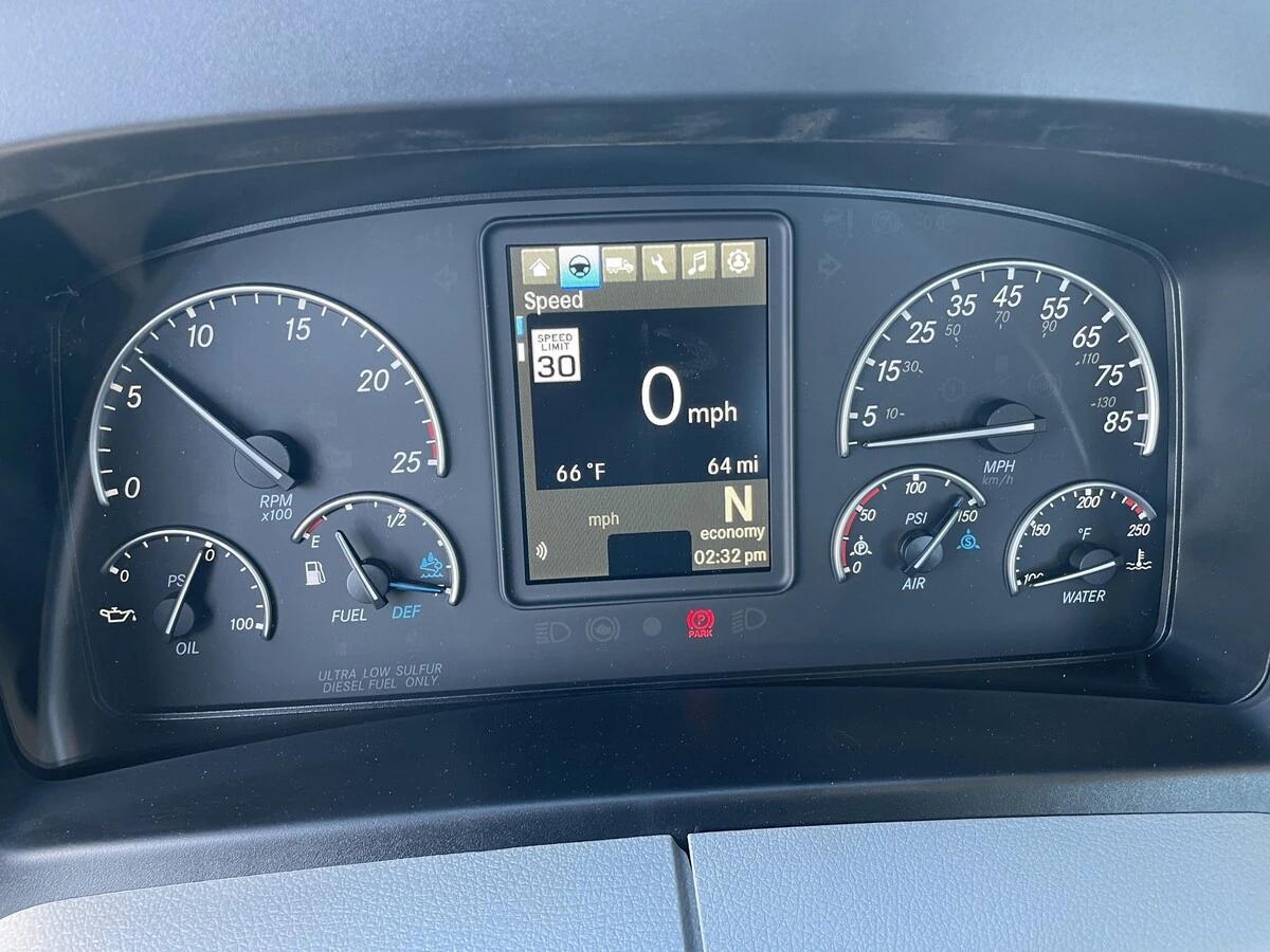 2027 Freightliner Cascadia — photo 27