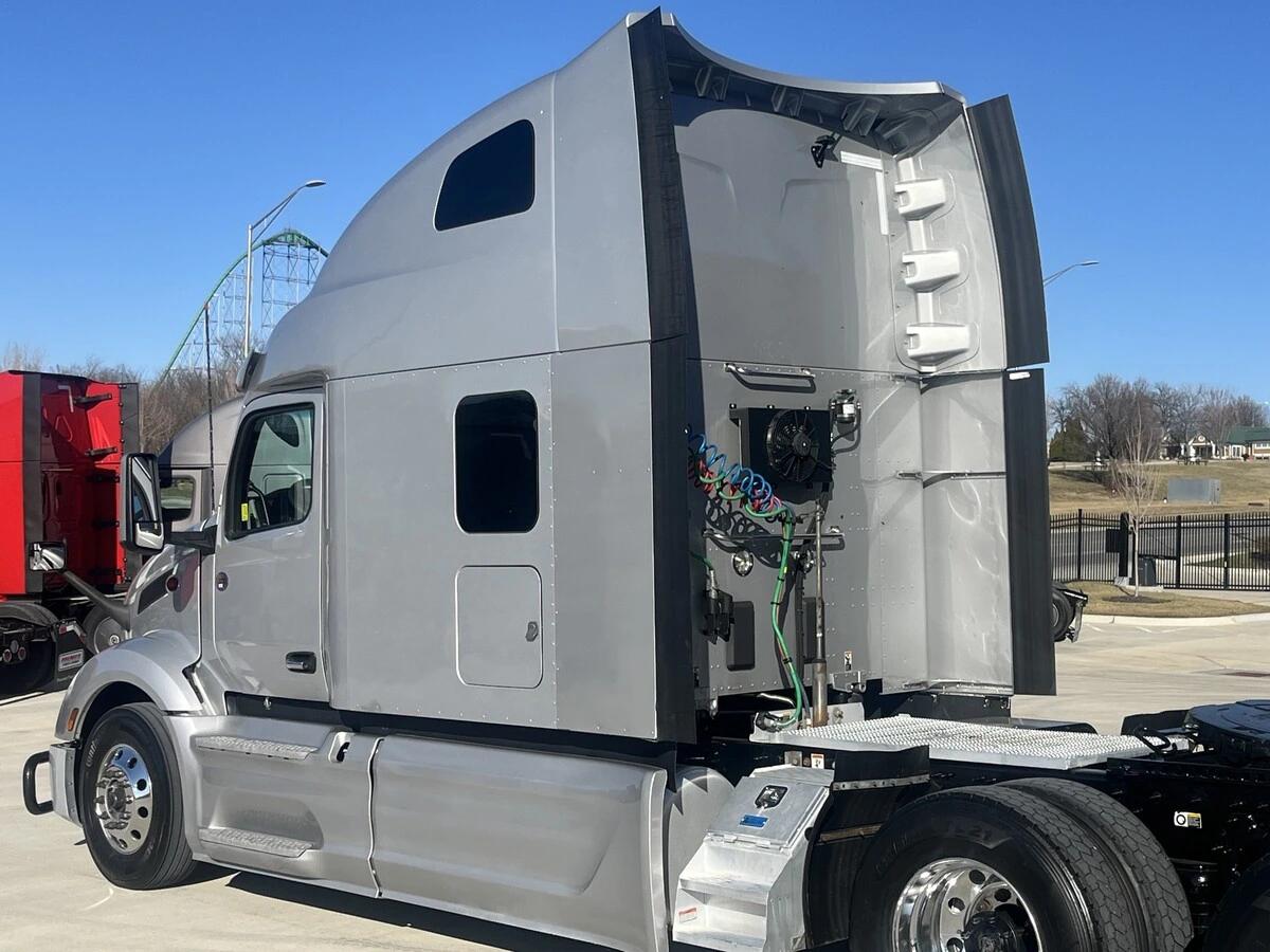 2023 Peterbilt 579 in Kansas City, MO — photo 4