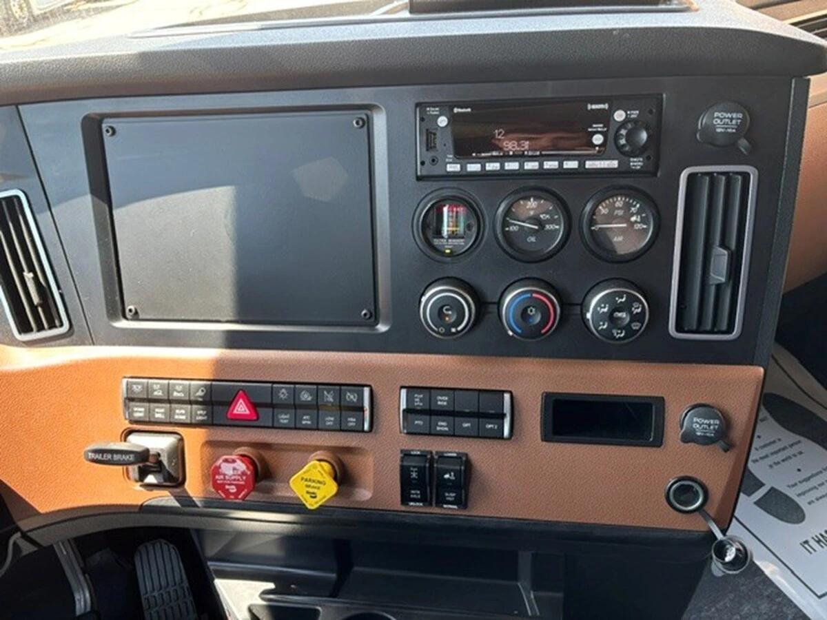 2026 Freightliner Cascadia in Knoxville, TN — photo 17