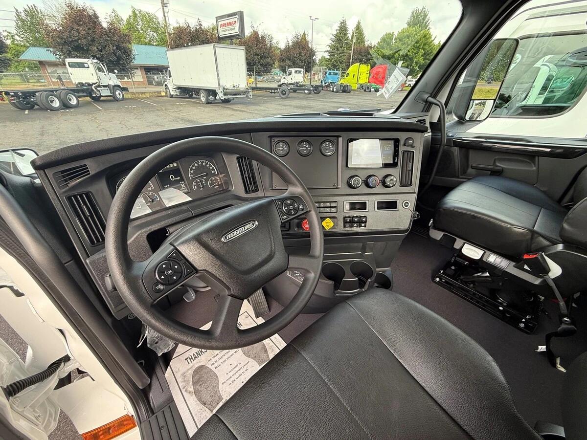 2027 Freightliner Cascadia — photo 8