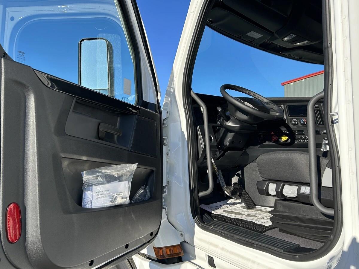 2026 Freightliner Cascadia in Eau Claire, WI — photo 9