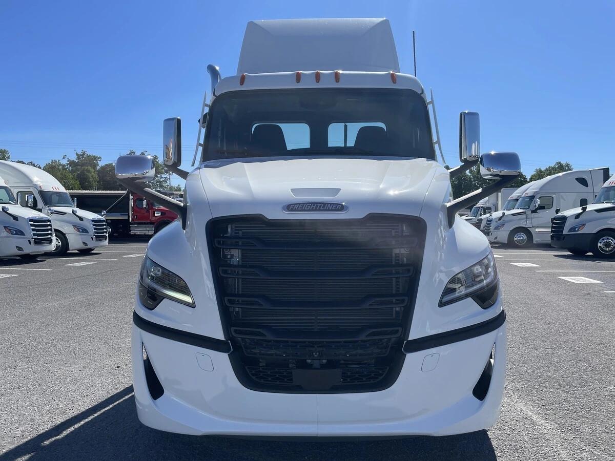 2027 Freightliner Cascadia — photo 2