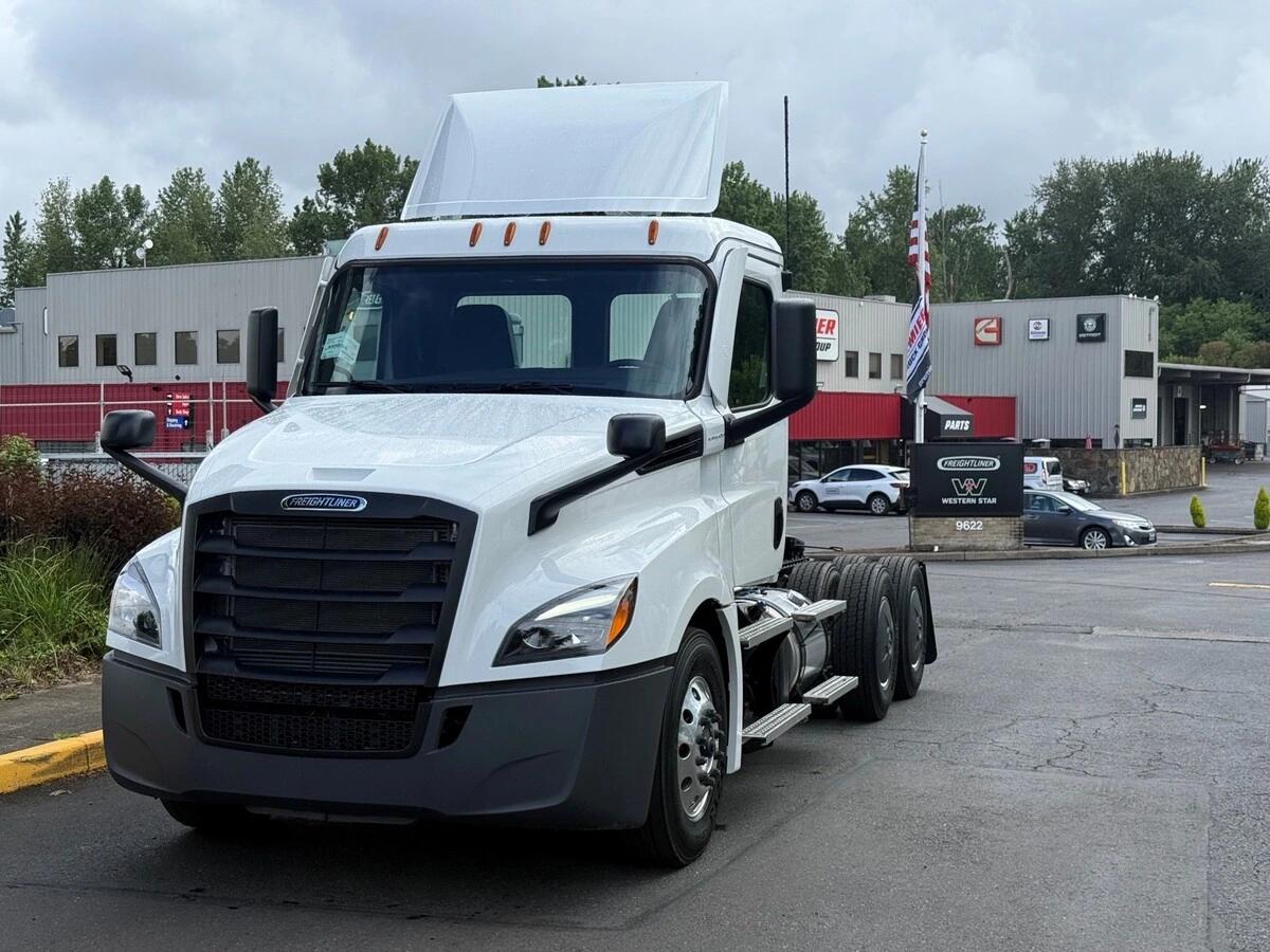 2027 Freightliner Cascadia — photo 2