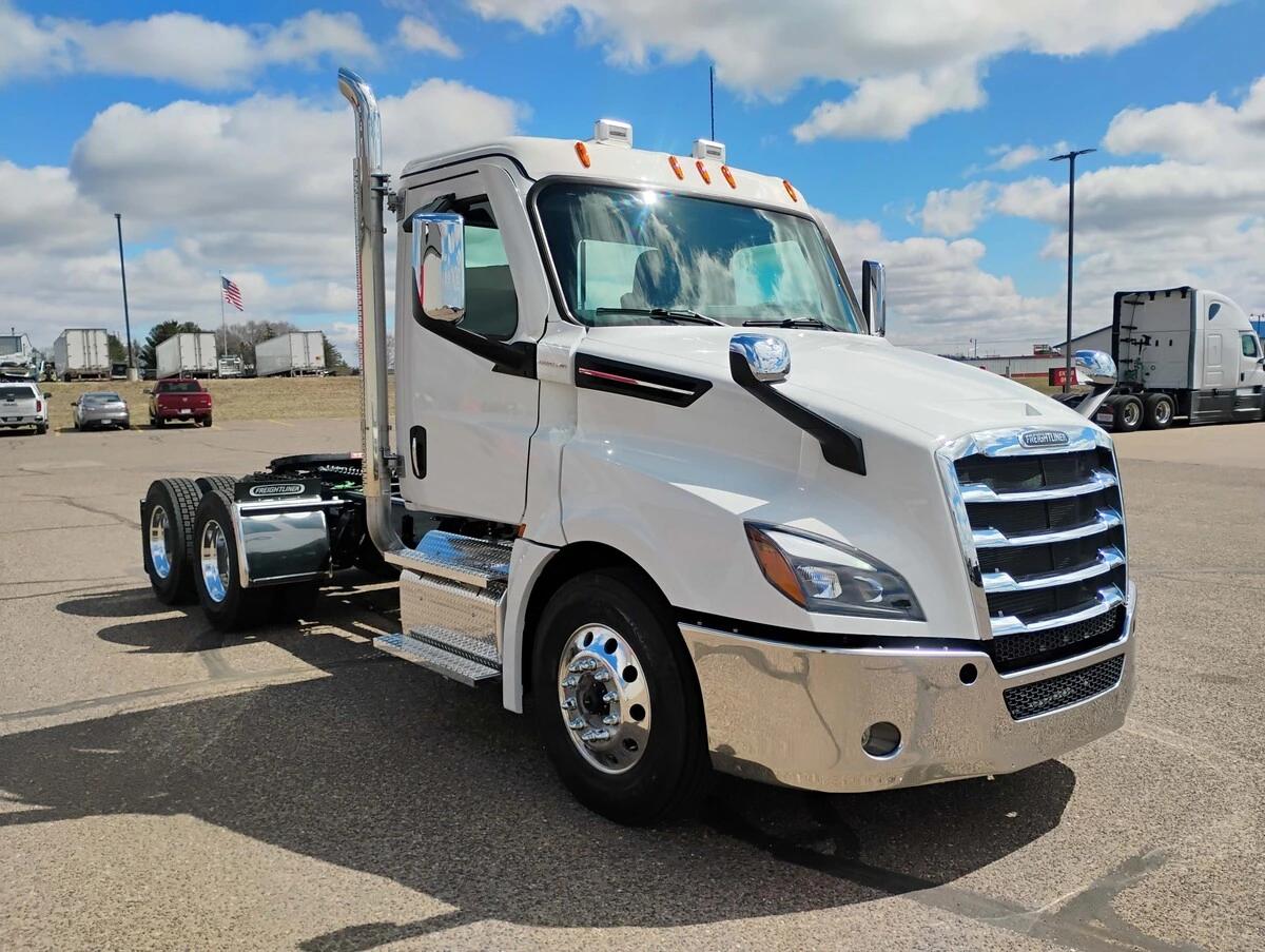 2027 Freightliner Cascadia — photo 3
