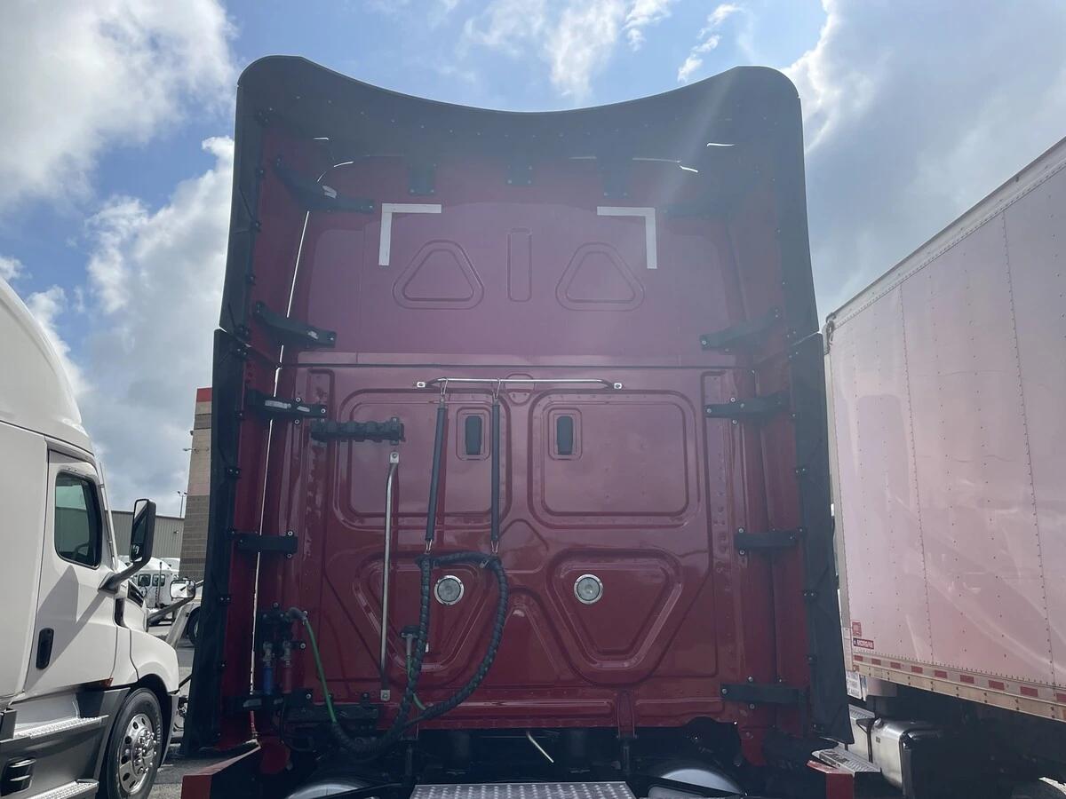 2022 Freightliner Cascadia — photo 10