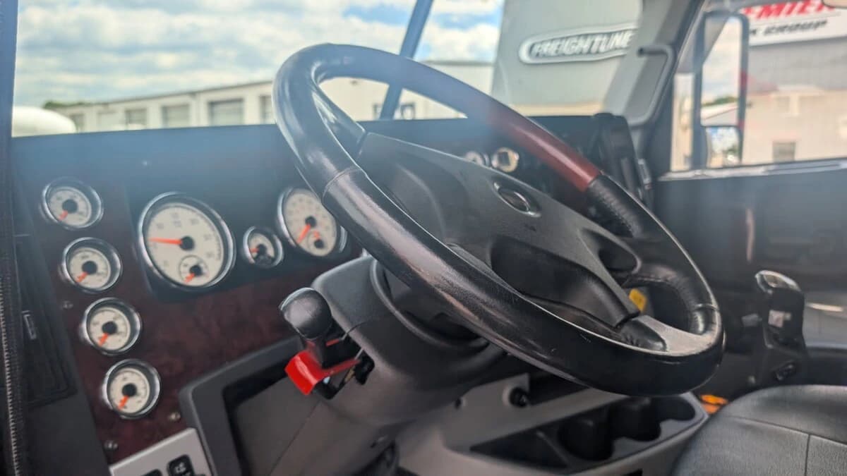 2022 Freightliner 122SD — photo 11