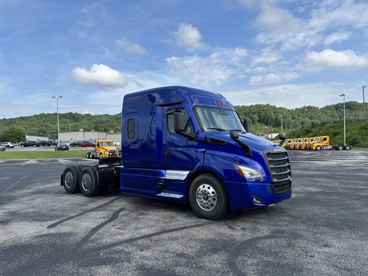 2026 Freightliner Cascadia in Knoxville, TN — photo 3