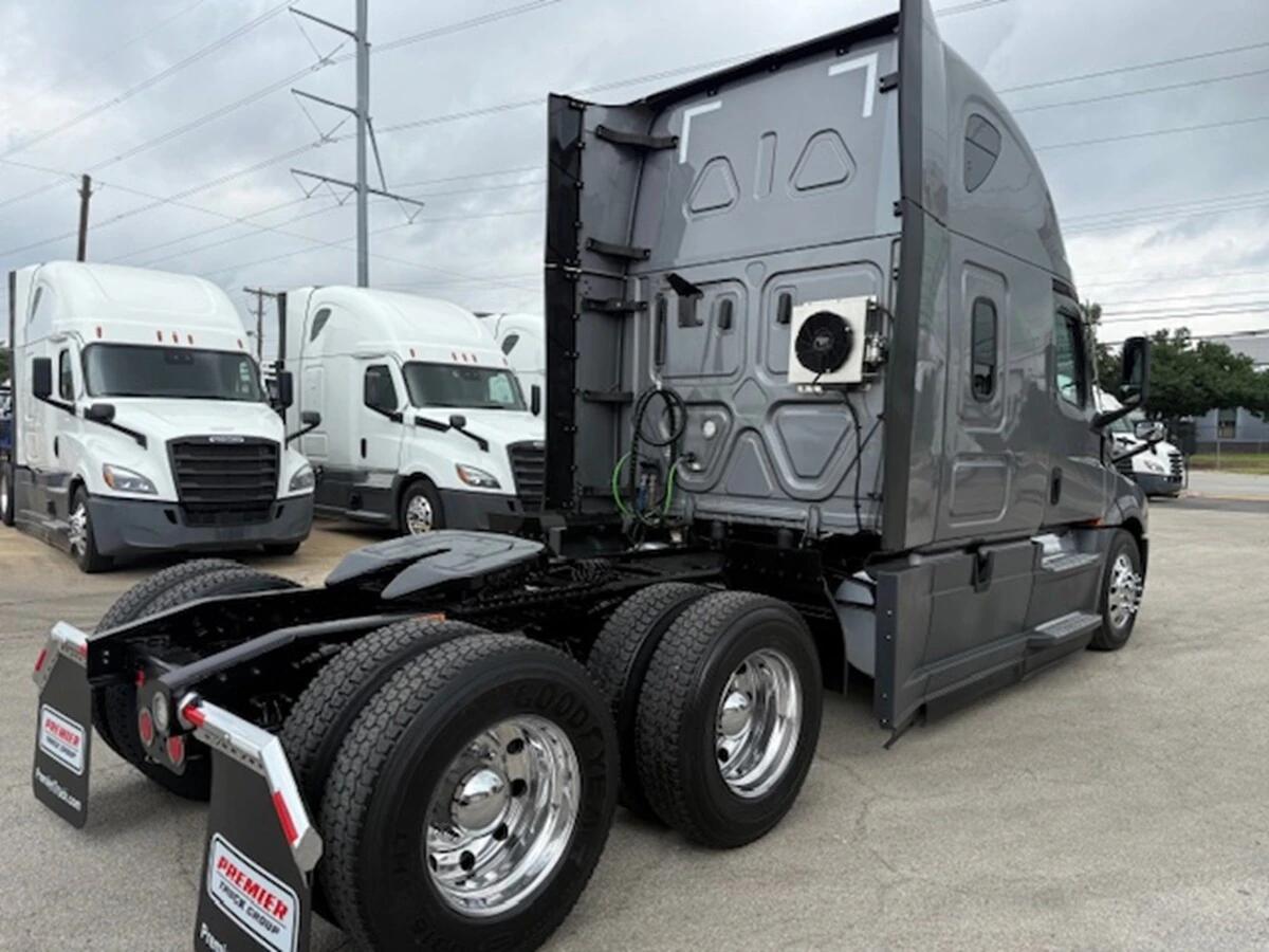 2022 Freightliner Cascadia — photo 4