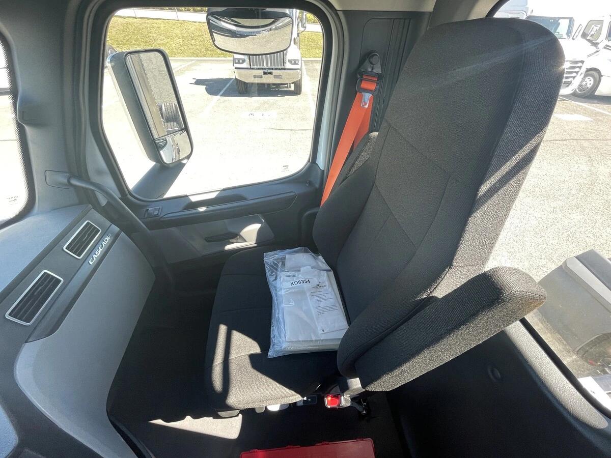2027 Freightliner Cascadia — photo 34