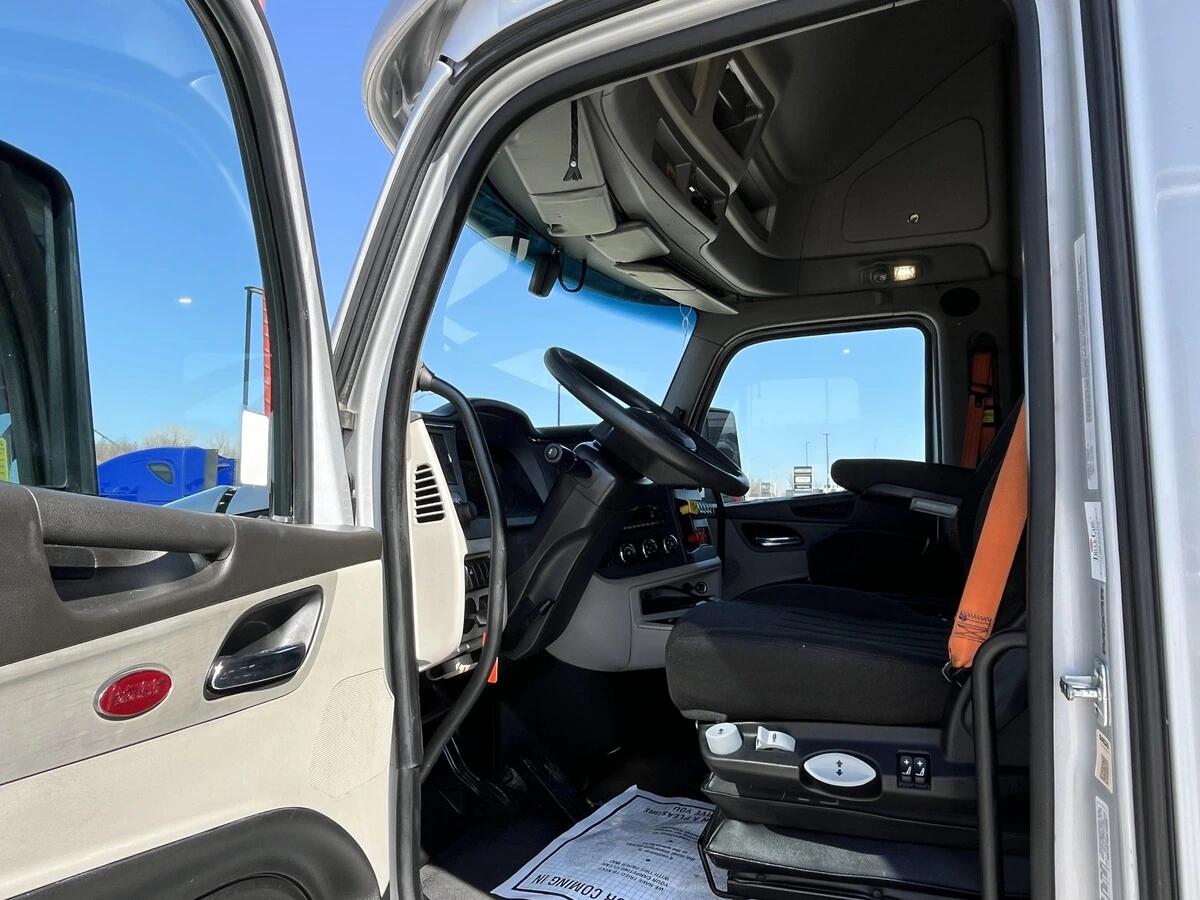 2023 Peterbilt 579 in Kansas City, MO — photo 18