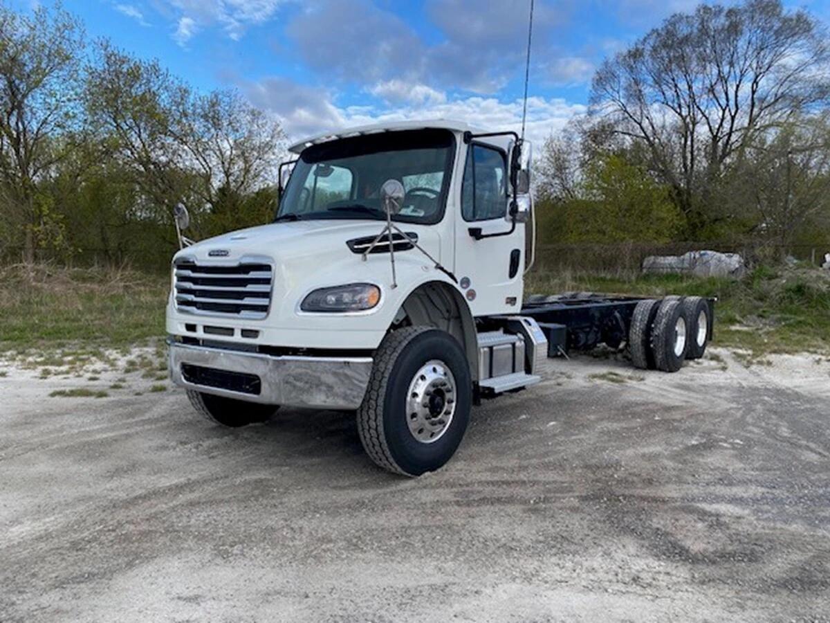 2027 Freightliner M2 106 — photo 2