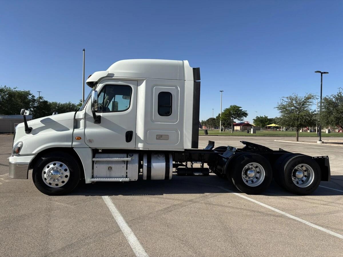 2018 Freightliner Cascadia — photo 2