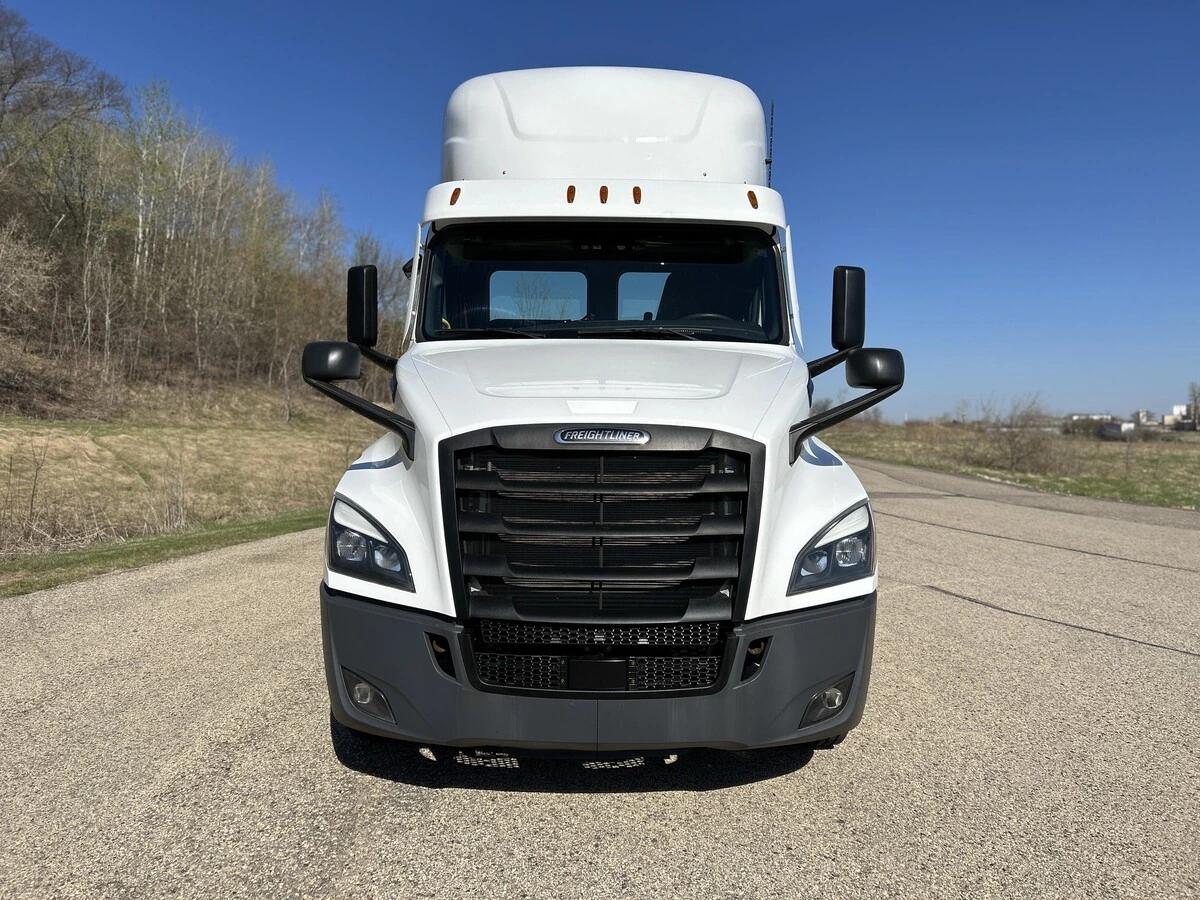 2023 Freightliner Cascadia — photo 2