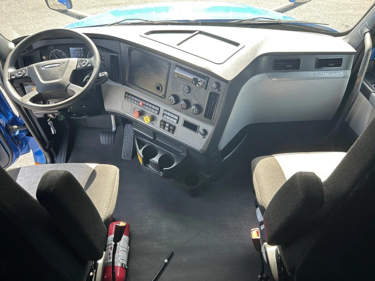 2022 Freightliner Cascadia — photo 21