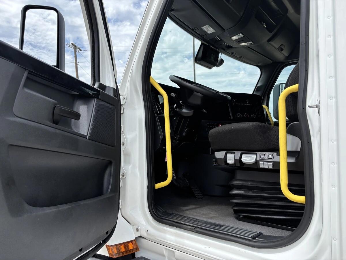 2025 Freightliner Cascadia — photo 8