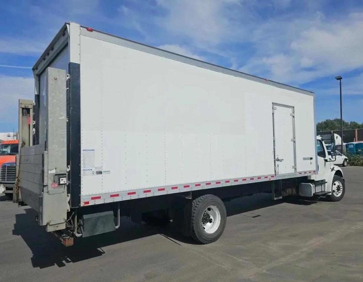 2019 Freightliner M2 106 — photo 4