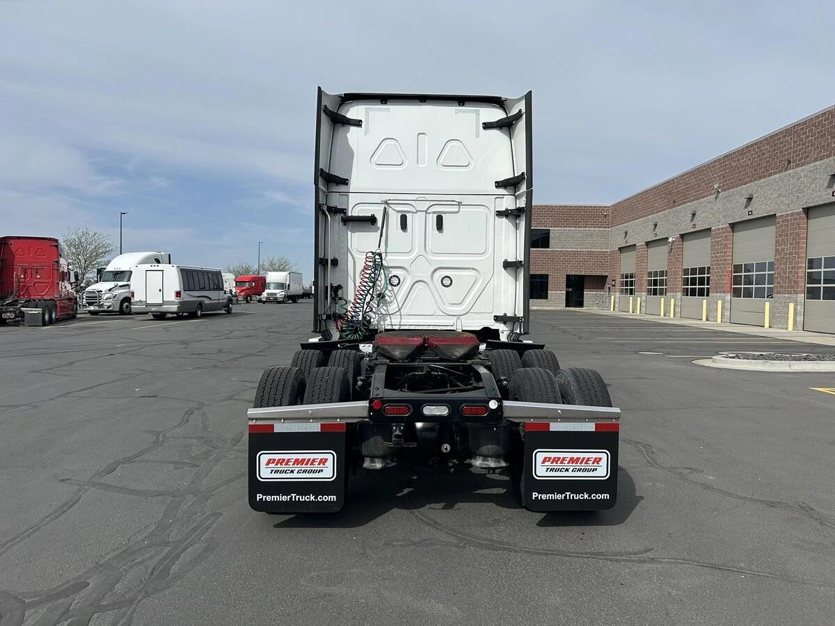 2022 Freightliner Cascadia — photo 7