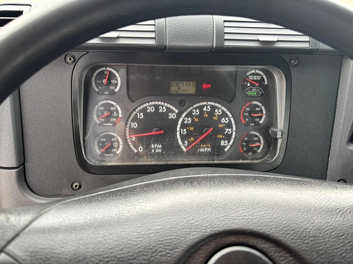 2014 Freightliner Cascadia — photo 18