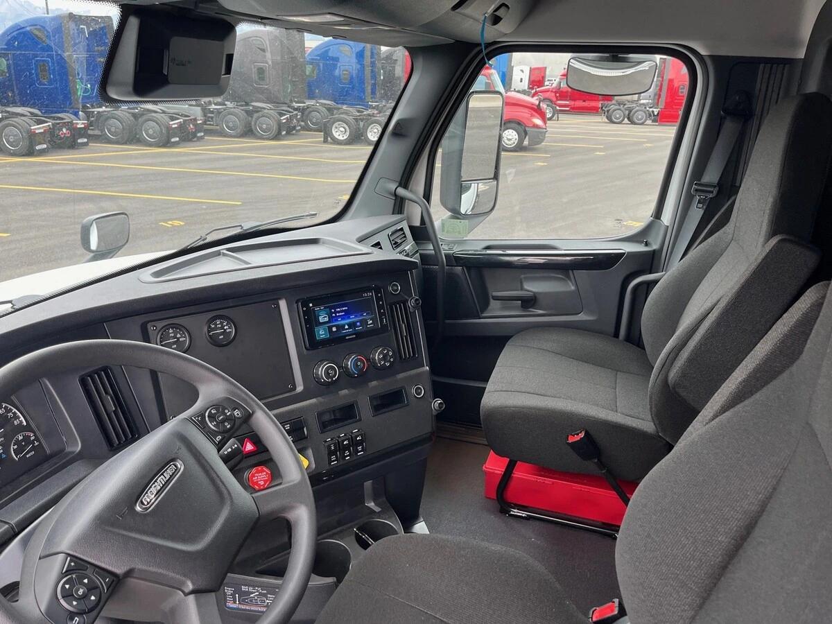 2027 Freightliner Cascadia — photo 13