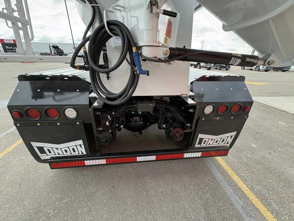 2027 Freightliner 114SD — photo 8