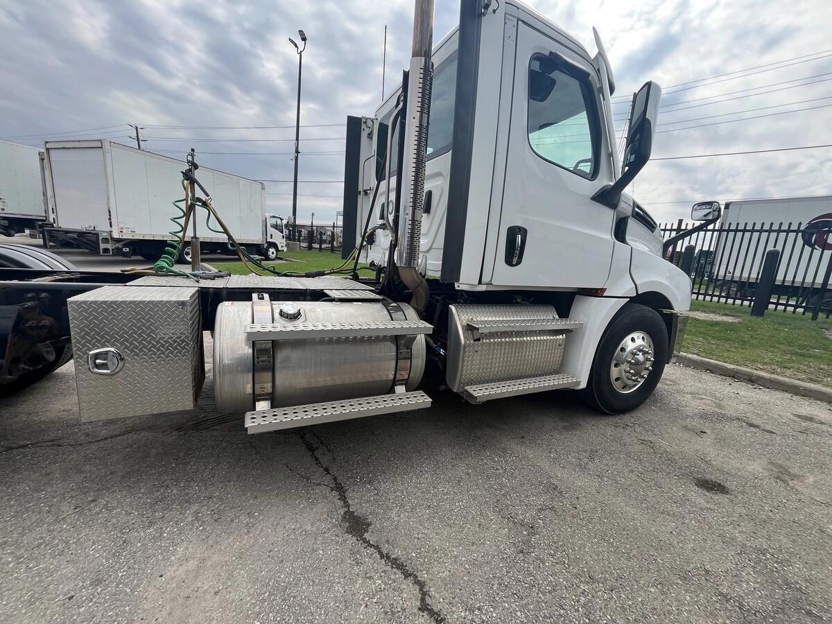 2021 Freightliner Cascadia — photo 5