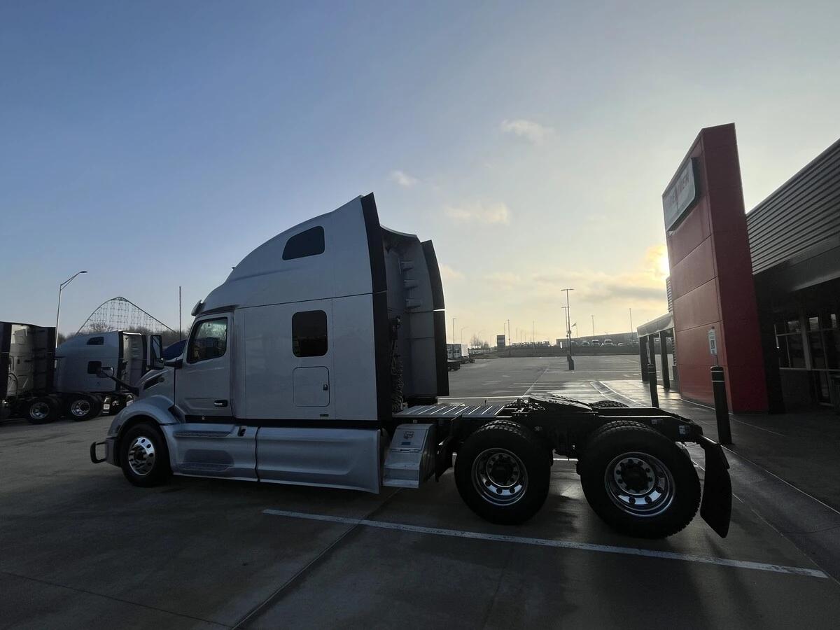 2023 Peterbilt 579 in Kansas City, MO — photo 3