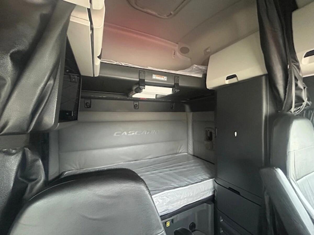 2022 Freightliner Cascadia — photo 16