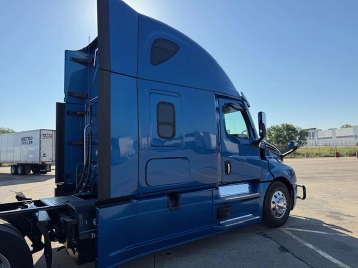 2022 Freightliner Cascadia — photo 3