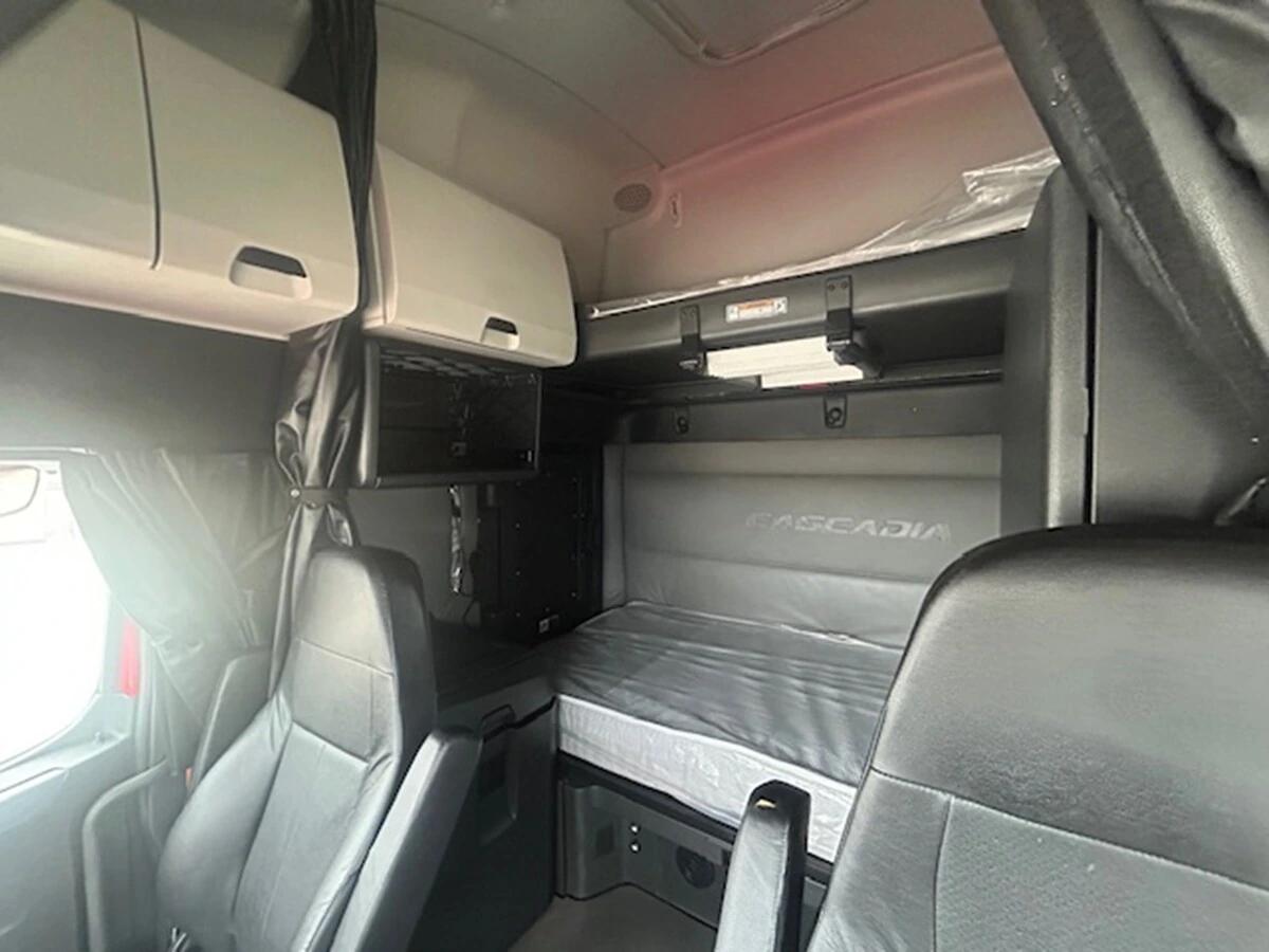 2022 Freightliner Cascadia — photo 15