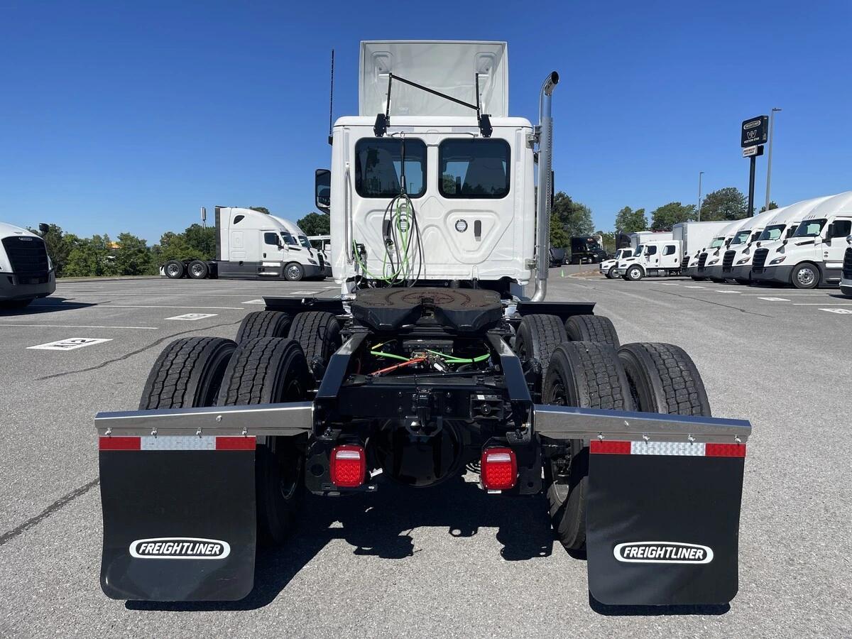 2027 Freightliner Cascadia — photo 11