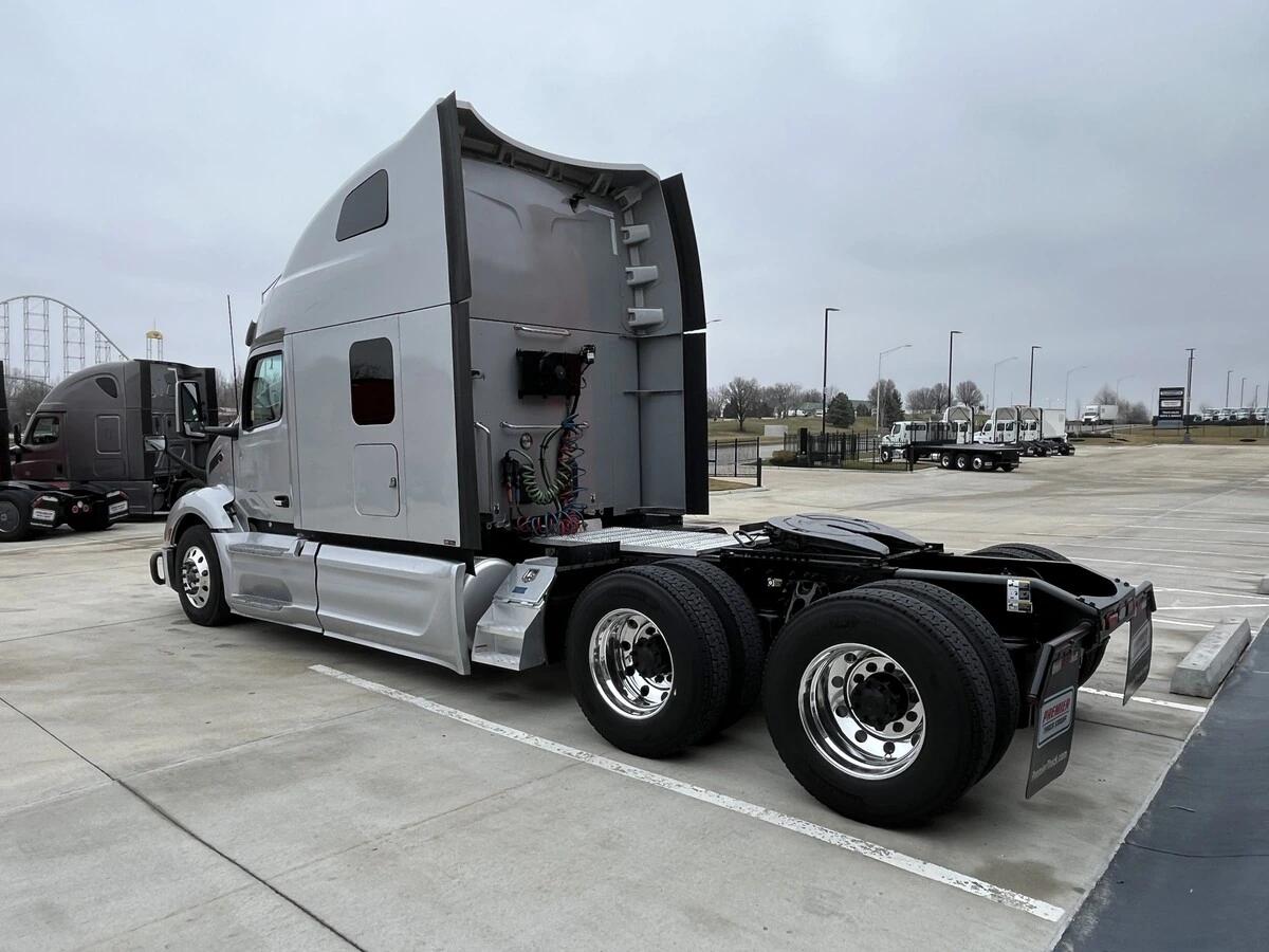 2023 Peterbilt 579 in Kansas City, MO — photo 3