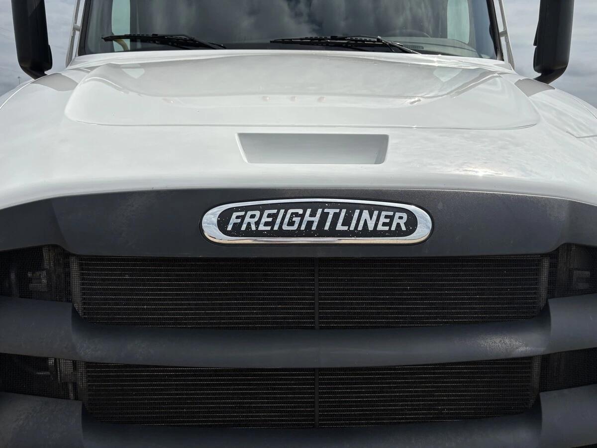 2025 Freightliner Cascadia — photo 3