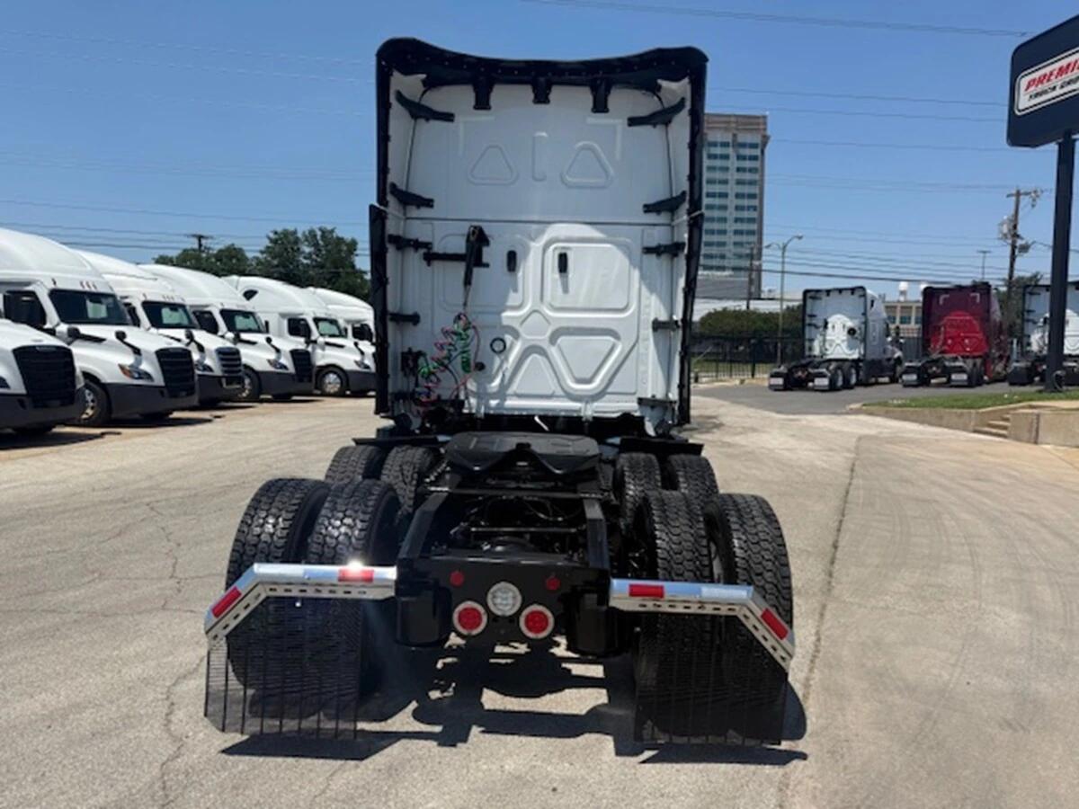 2025 Freightliner Cascadia — photo 5