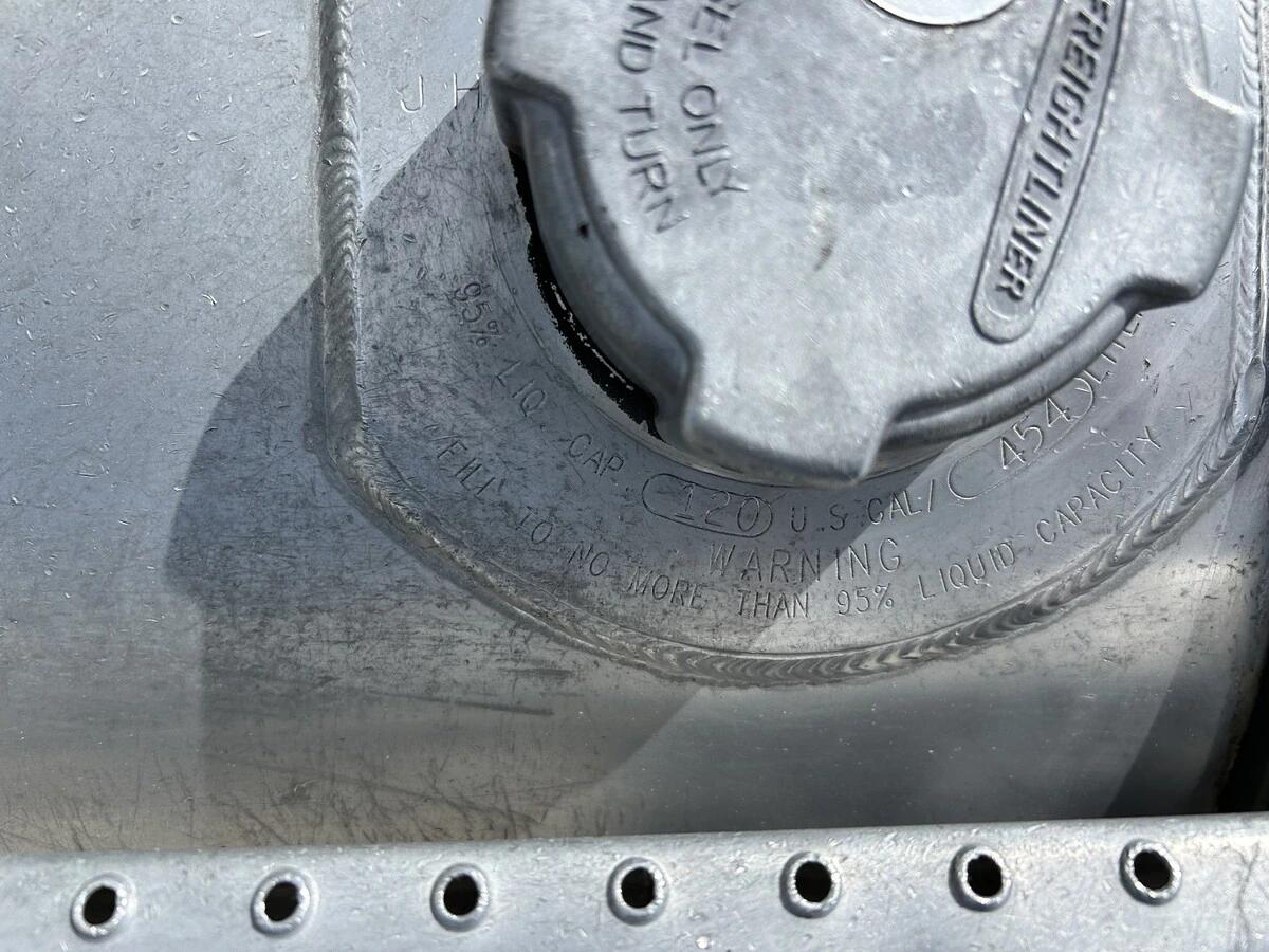 2014 Freightliner Cascadia — photo 9
