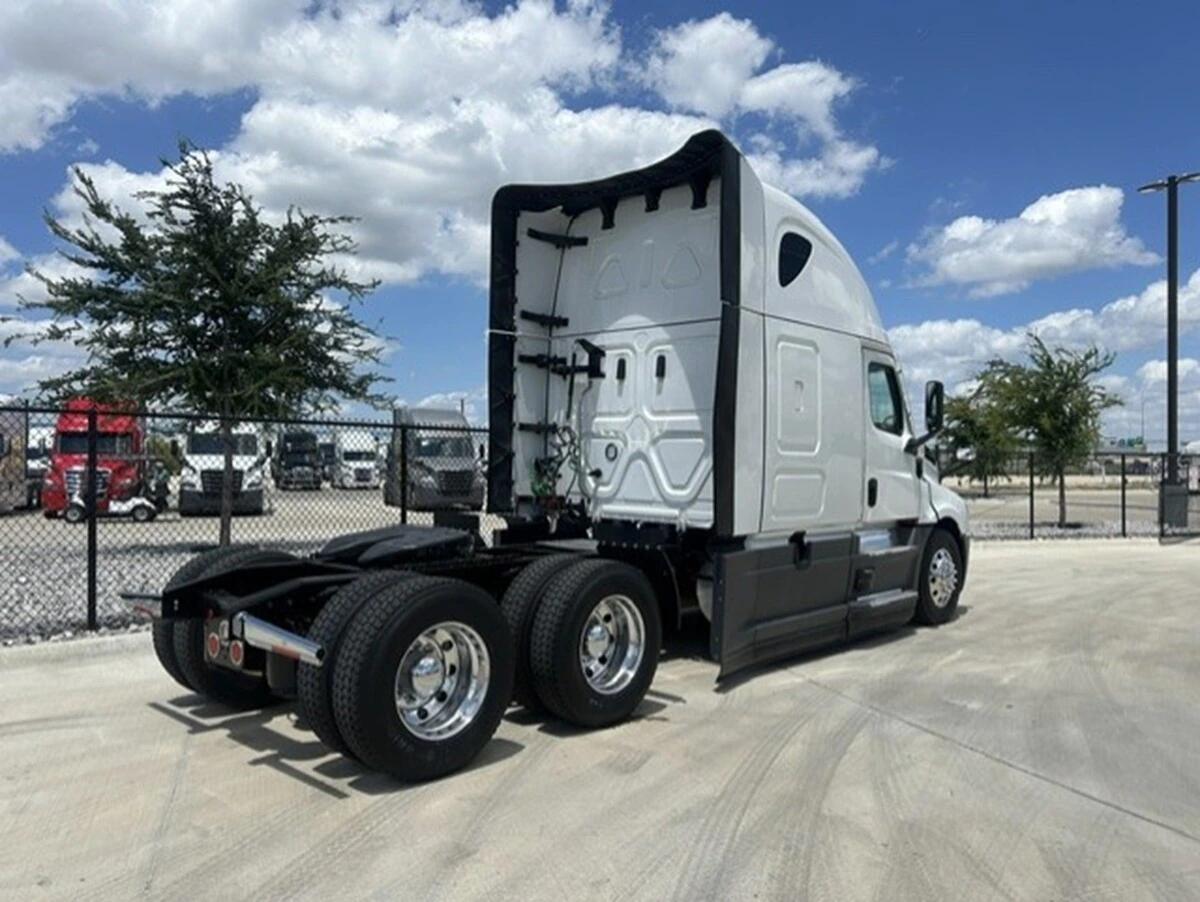 2025 Freightliner Cascadia — photo 8