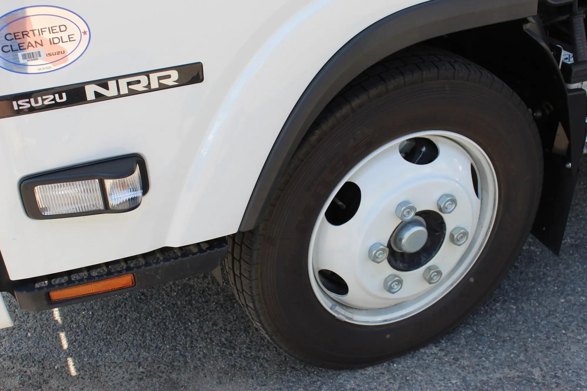 2024 Isuzu NRR in Wilmington, MA — photo 17