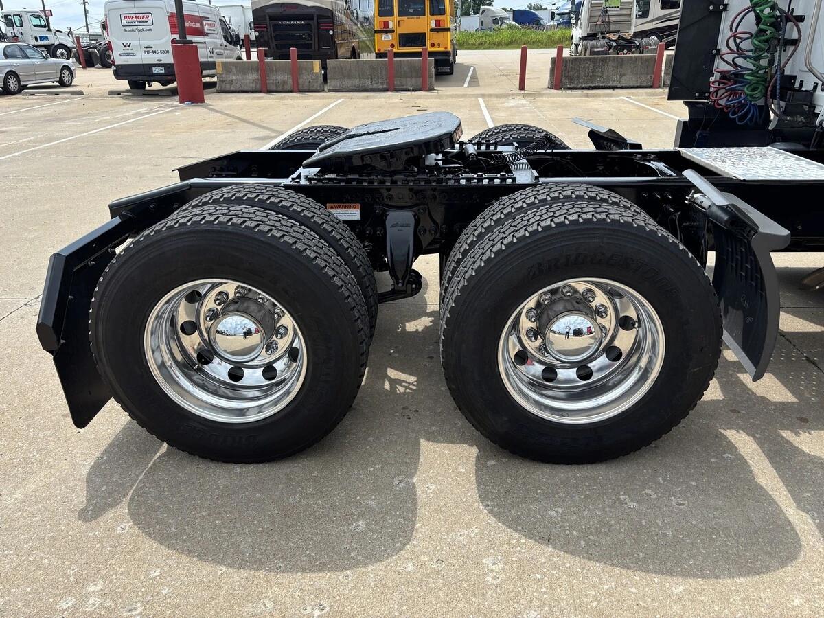 2025 Freightliner Cascadia — photo 6