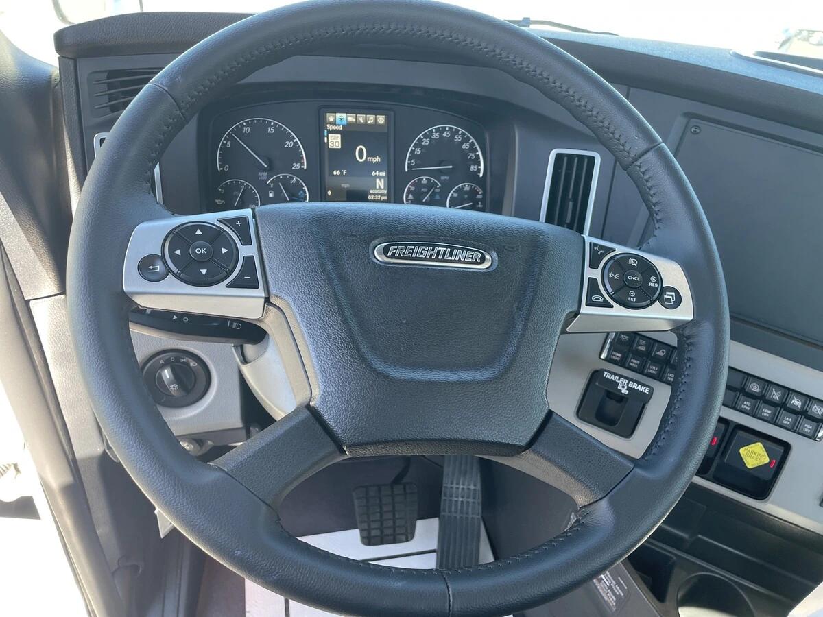 2027 Freightliner Cascadia — photo 26