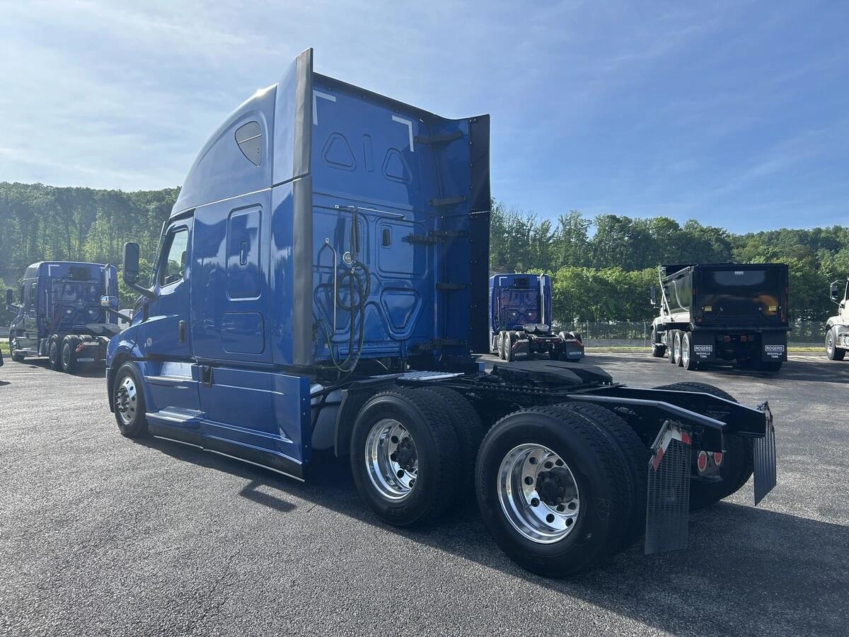 2022 Freightliner Cascadia — photo 3