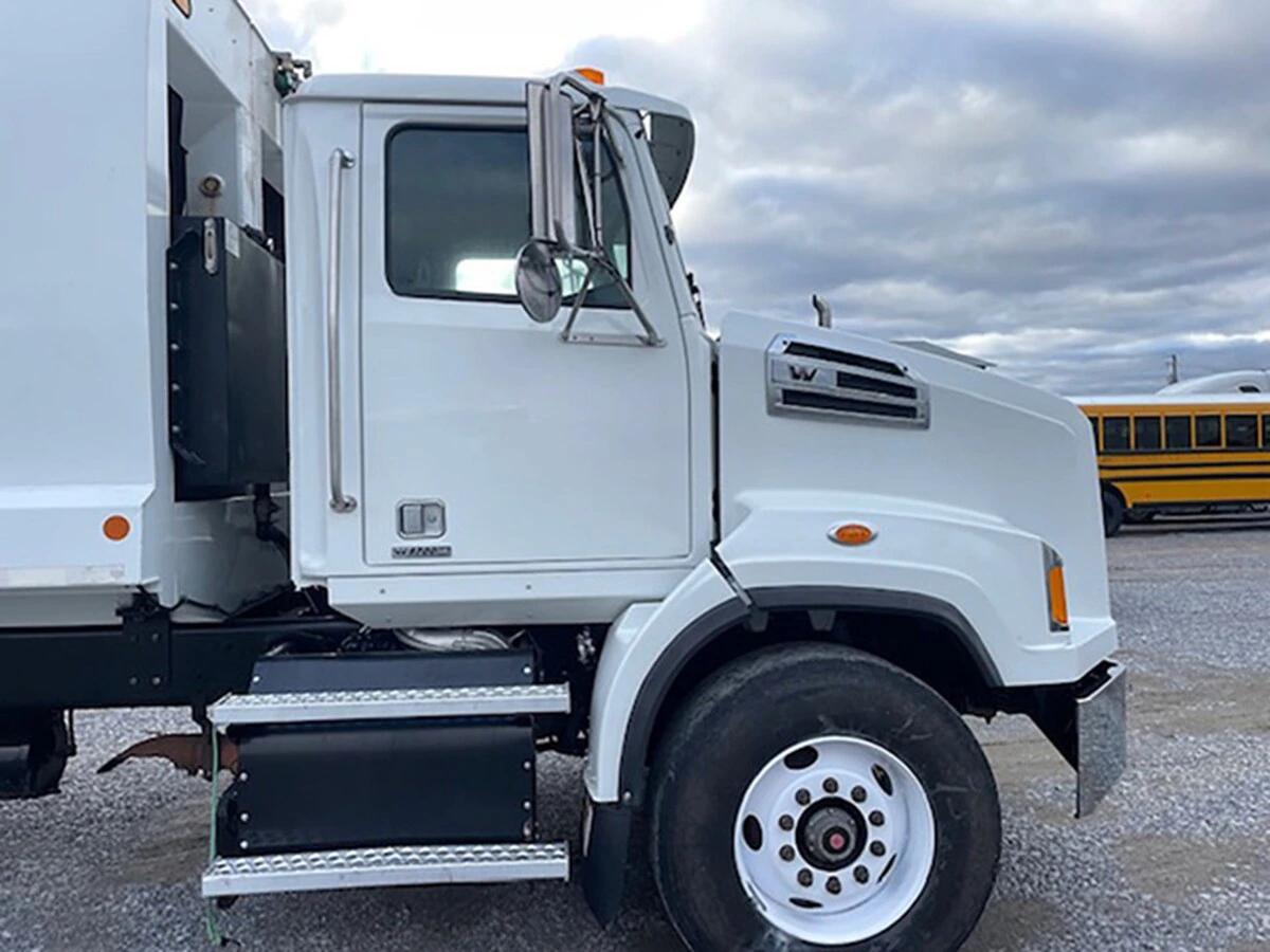 2020 Western Star 4700 in Warminster, PA — photo 4