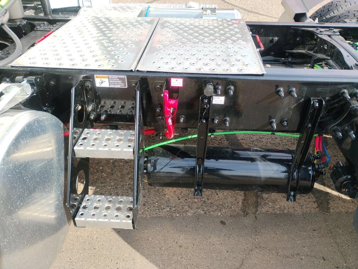2027 Freightliner Cascadia — photo 11