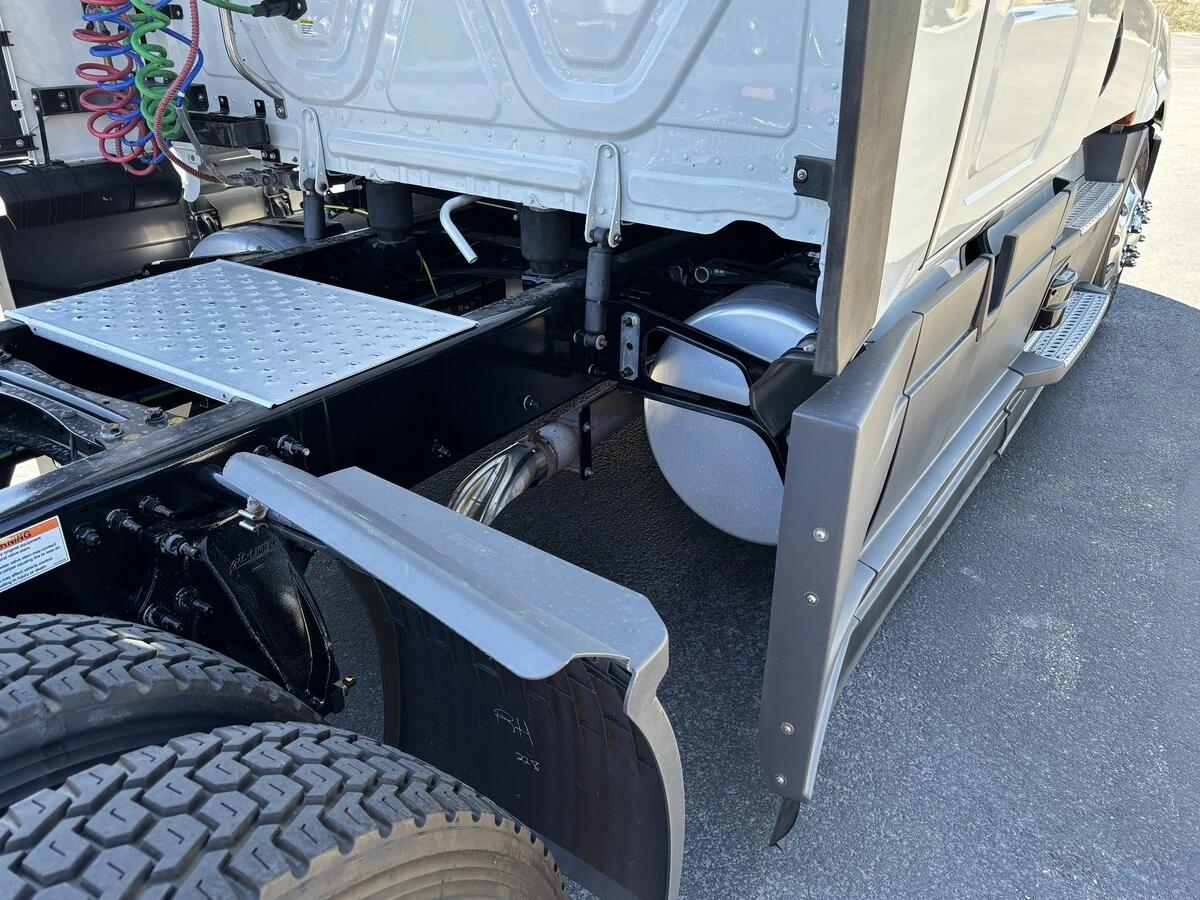 2025 Freightliner Cascadia — photo 6