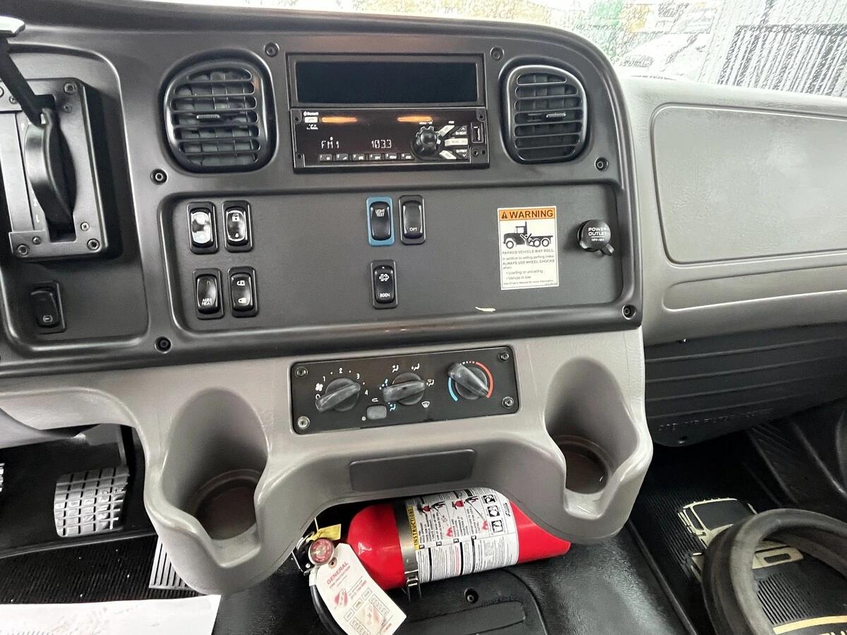 2017 Freightliner M2 106 — photo 21
