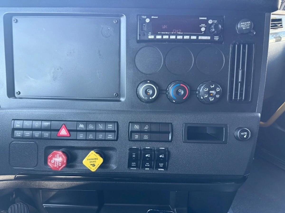 2024 Freightliner Cascadia — photo 9