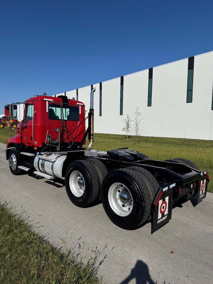 2018 Mack Pinnacle in Carroll, IA — photo 4