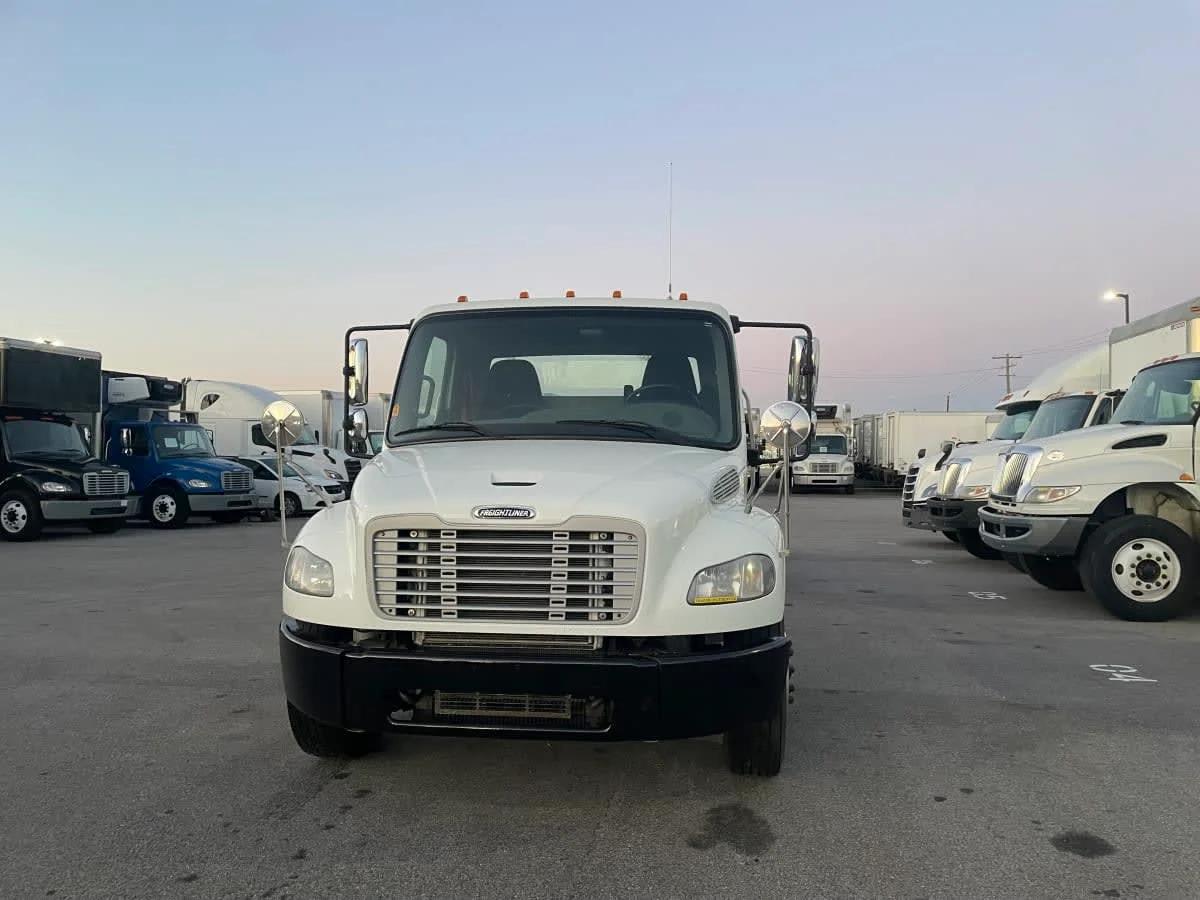2018 Freightliner M2 106 in Beltsville, MD — photo 2